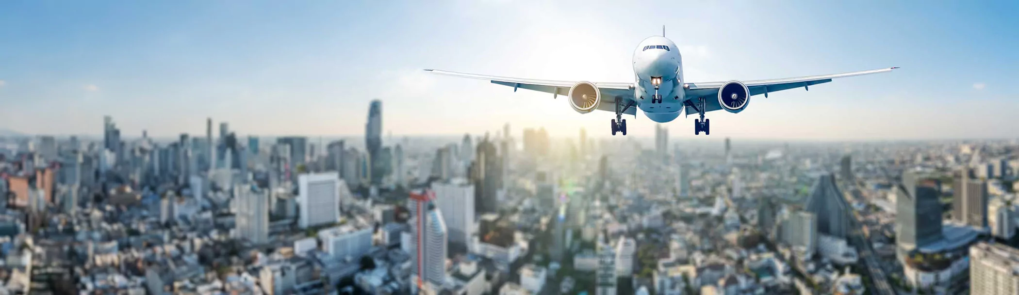 Ein Flugzeug fliegt tief über eine Stadt hinweg