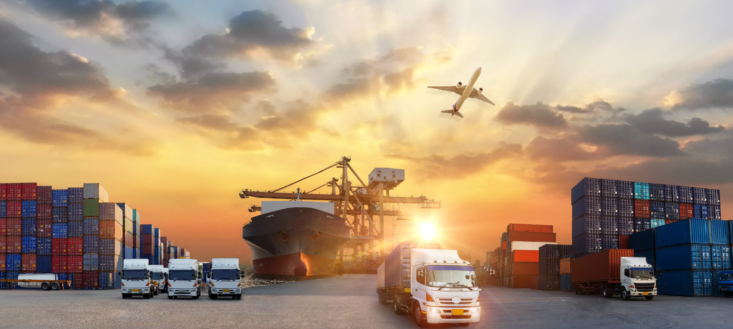 LKWs, Containerschiff mit Kran und Flugzeug